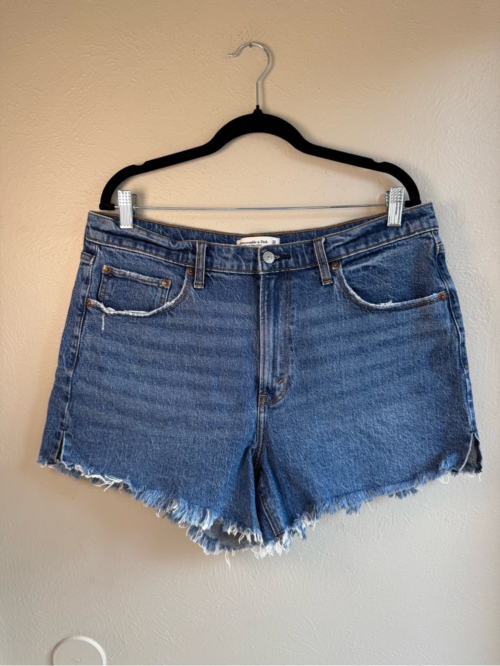 Abercrombie & Fitch 4inch Mom Short Cutoffs with Frayed Edge Size 32